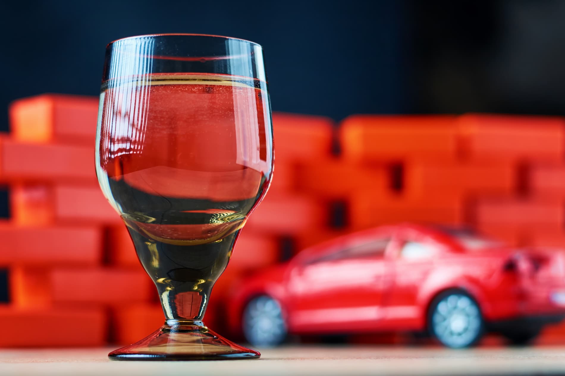 Verre d'alcool avec voiture derrière